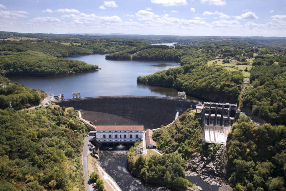 Vue aérienne du barrage et de l'usine d'Eguzon